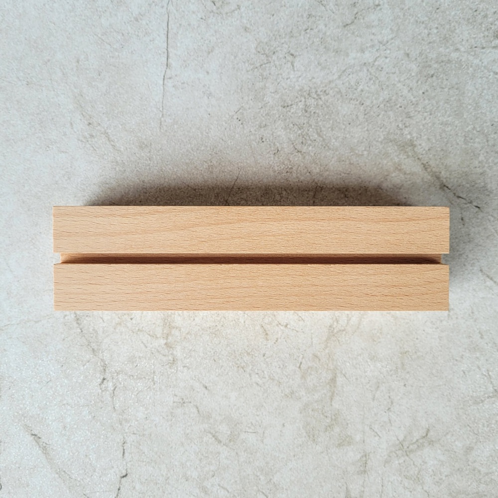 A5-menustandaard uit beukenhout met acrylhouder 150×40×40 mm groef 3,5×15 mm, hardwax